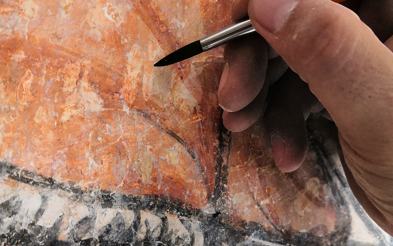 Detalle de la restauración de una pintura mural