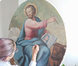 Fotografía de una escultura de metal en proceso de restauración+